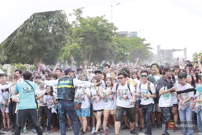 Đến hẹn lại lên, giới trẻ Hà Nội đang quẩy hết mình ở Color me run 2017! - Ảnh 8.