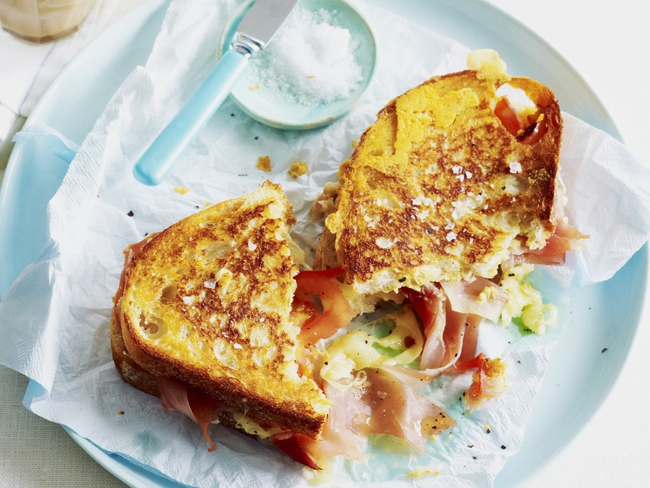 Mê ẩm thực Pháp mà không biết đến bánh mì 3 tầng Croque-monsieur lừng danh này thì thật thiếu sót - Ảnh 1.