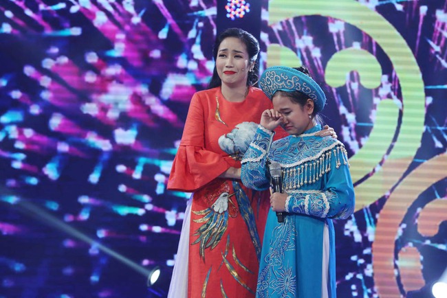 Cô bé Nghệ An khiến mẹ bật khóc trên truyền hình, khán giả bật dậy vỗ tay - Ảnh 13.