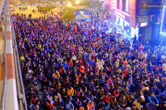 H&agrave; Nội: H&agrave;ng ngh&igrave;n người đang ngồi tr&agrave;n ra đường dự lễ cầu an lớn nhất năm ở ch&ugrave;a Ph&uacute;c Kh&aacute;nh - Ảnh 24.