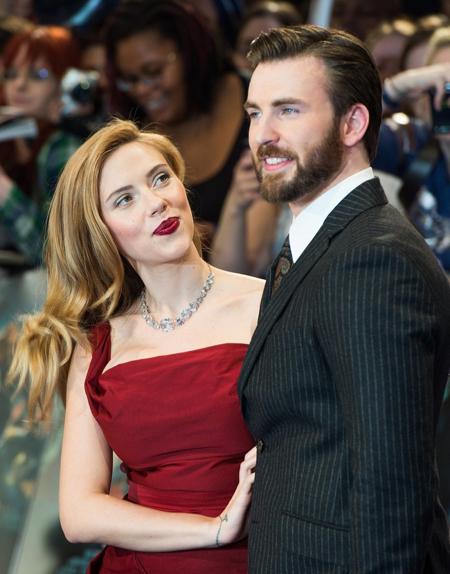 Chris Evans và Scarlett Johansson đã thành cặp đôi quyền lực mới của Hollywood? - Ảnh 1.