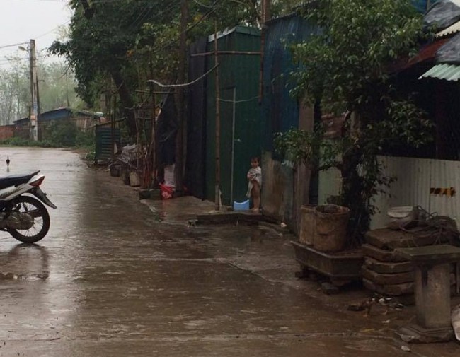 Hà Nội: Bé gái 3 tuổi bị mẹ cởi hết quần áo, bắt đứng ngoài trời mưa lạnh - Ảnh 1.