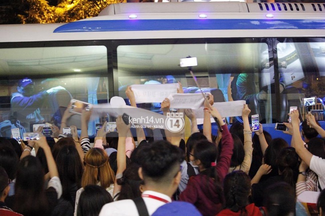 Đến Việt Nam trong đêm, Block B vẫn được đông đảo fan chào đón tại sân bay Tân Sơn Nhất - Ảnh 8.