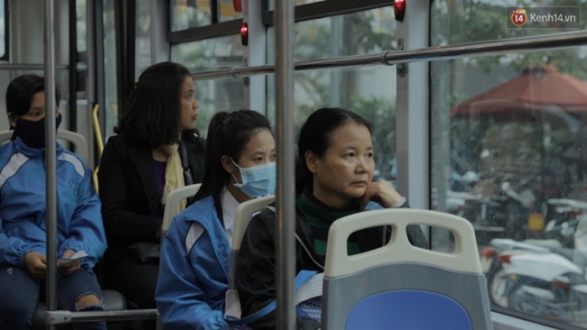 Clip: Trải nghiệm xe buýt nhanh BRT vào giờ cao điểm ở Hà Nội - Ảnh 3.