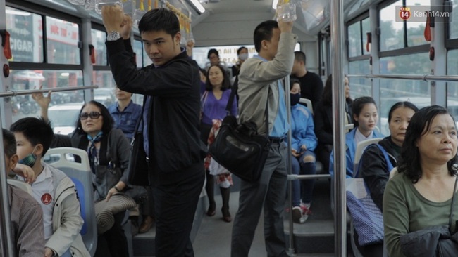 Clip: Trải nghiệm xe buýt nhanh BRT vào giờ cao điểm ở Hà Nội - Ảnh 2.
