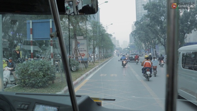Clip: Trải nghiệm xe buýt nhanh BRT vào giờ cao điểm ở Hà Nội - Ảnh 4.