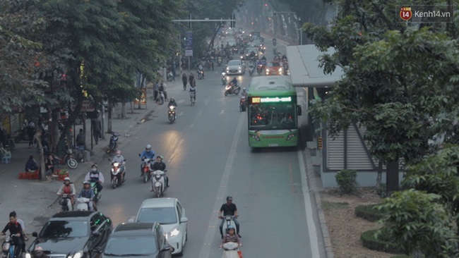 Clip: Trải nghiệm xe buýt nhanh BRT vào giờ cao điểm ở Hà Nội - Ảnh 5.
