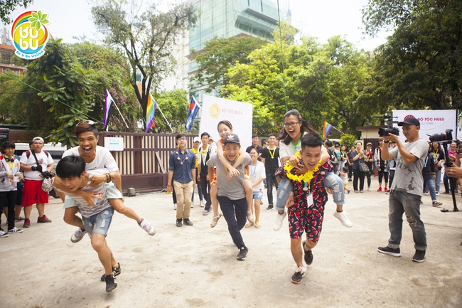 Những nụ hôn hạnh phúc của cộng đồng LGBT+ Hà Nội trong ngày hội BUBU Town - Ảnh 7.