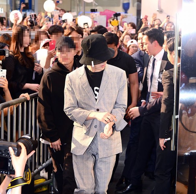 Cả một con phố thất thủ bởi biển fan đến xem G-Dragon tham dự sự kiện hiếm hoi - Ảnh 4.