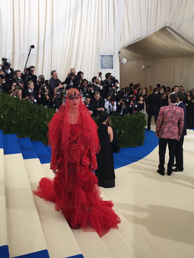 Xuất hiện như yêu quái ở Met Gala, Katy Perry bị chế ảnh hài so sánh với đủ thứ - Ảnh 3.