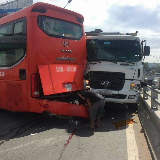 Đồng Nai: Xe ben h&uacute;c xe kh&aacute;ch, 1 phụ xe h&atilde;ng Phương Trang bị t&ocirc;ng chết khi ra hiệu l&ugrave;i xe - Ảnh 2.
