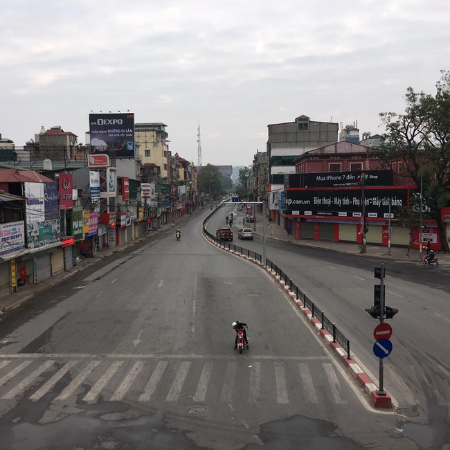 Ngã tư Tây Sơn - Thái Hà sáng mùng 1 Tết vắng bóng người tham gia giao thông - Ảnh 3.