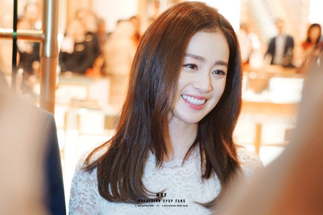 Kim Tae Hee g&acirc;y n&aacute;o loạn trung t&acirc;m thương mại trong lần xuất hiện ch&iacute;nh thức đầu ti&ecirc;n sau đ&aacute;m cưới - Ảnh 5.