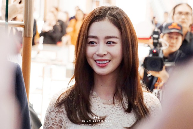 Kim Tae Hee gây náo loạn trung tâm thương mại trong lần xuất hiện chính thức đầu tiên sau đám cưới - Ảnh 4.