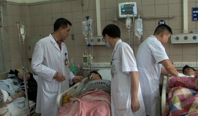 Khởi tố vụ &aacute;n khiến 12 sinh vi&ecirc;n nhập viện v&igrave; ngộ độc rượu sau cuộc nhậu từ trưa đến đ&ecirc;m ng&agrave;y 8/3 - Ảnh 3.