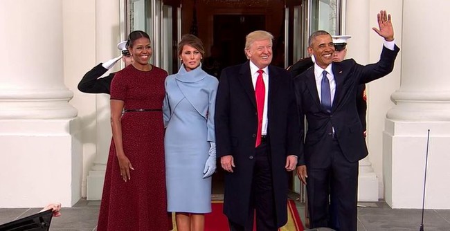 Bức ảnh chuyển giao quyền lực đáng nhớ: Vợ chồng ông Obama đón tiếp Tổng thống Donald Trump cùng bà Melania trước Nhà Trắng - Ảnh 2.