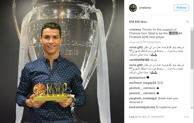 Ronaldo hí hửng khoe danh hiệu do fan Trung Quốc bầu chọn - Ảnh 1.