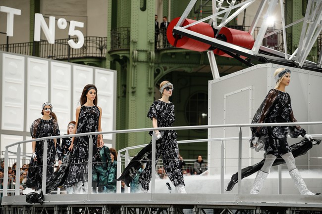 Đúng dự đoán, Dior out khỏi Top những bộ sưu tập xuất sắc nhất Tuần lễ thời trang Paris - Ảnh 6. Đúng dự đoán, Dior out khỏi Top những bộ sưu tập xuất sắc nhất Tuần lễ thời trang Paris - Ảnh 6.