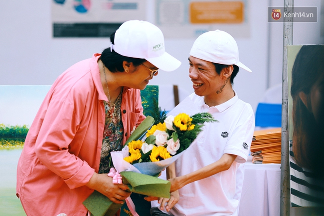 Họa sĩ khuyết tật Lê Minh Châu vẽ chân dung học trò để triển lãm tại gian hàng Sáng kiến Màu cam - Ảnh 1.