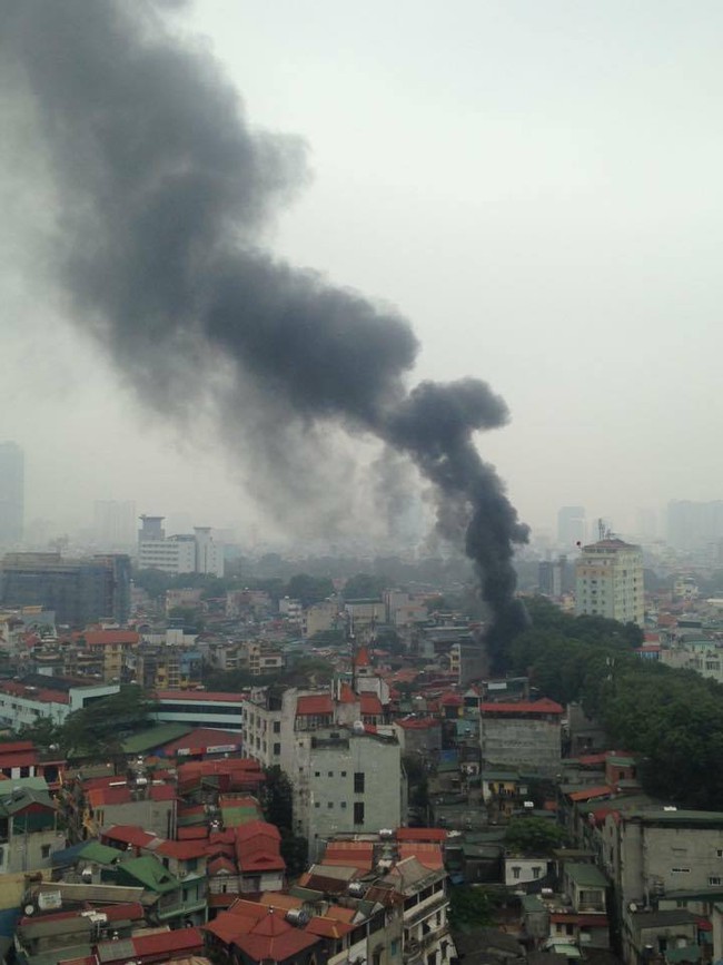 H&agrave; Nội: Đang ch&aacute;y lớn tr&ecirc;n đường Đ&ecirc; La Th&agrave;nh cột kh&oacute;i đen bốc cao h&agrave;ng chục m&eacute;t - Ảnh 1.