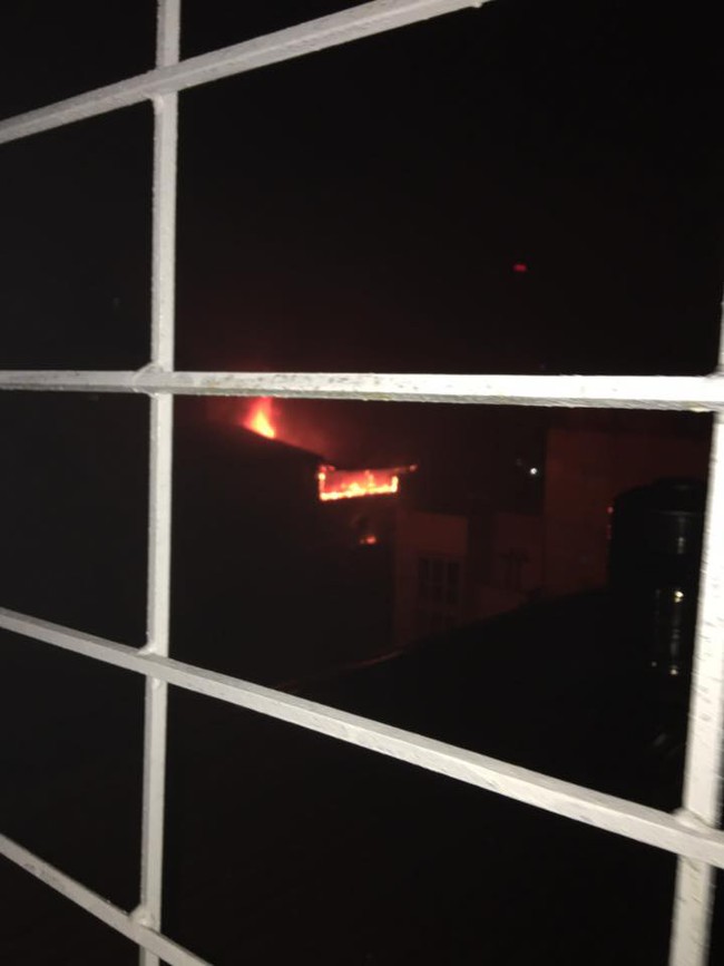 Hà Nội: Đang cháy lớn trong đêm tại Chùa Láng, cả gian phòng chìm trong biển lửa - Ảnh 3.