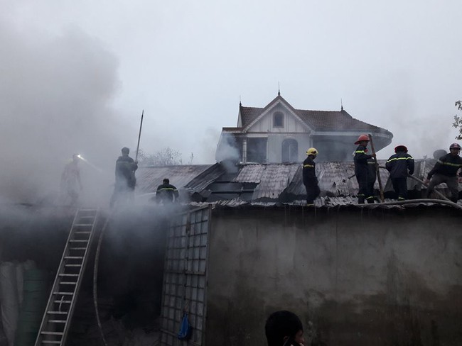 Nghệ An: Cháy kho hàng, gần 50 chiến sỹ PCCC dập lửa ròng rã 2 tiếng - Ảnh 1.