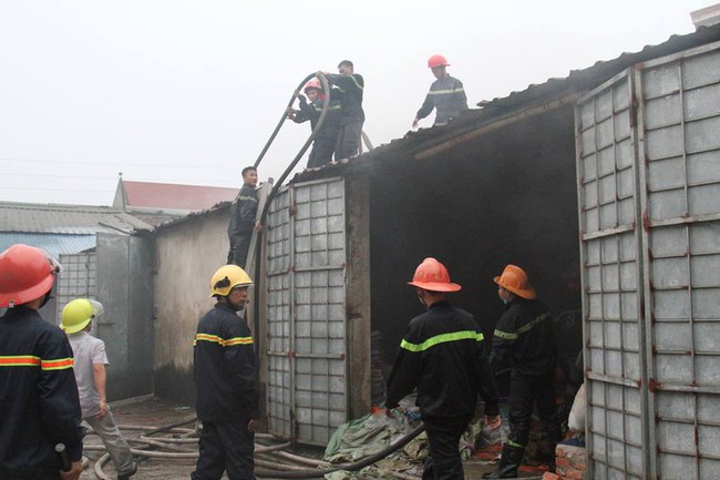 Nghệ An: Cháy kho hàng, gần 50 chiến sỹ PCCC dập lửa ròng rã 2 tiếng - Ảnh 2.