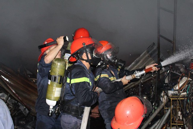Nghệ An: Cháy kho hàng, gần 50 chiến sỹ PCCC dập lửa ròng rã 2 tiếng - Ảnh 4.