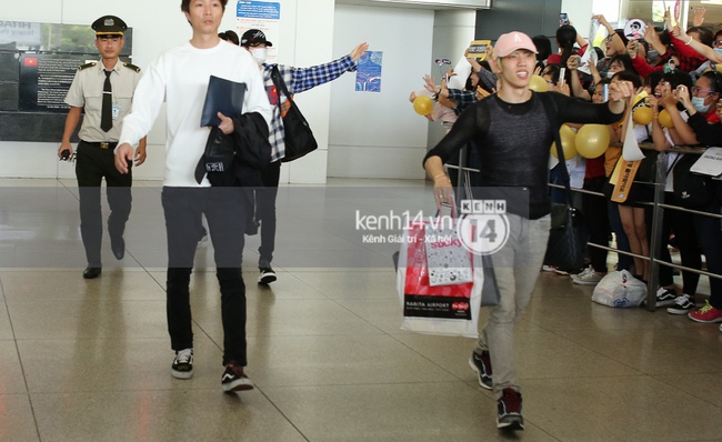 Woohyun ghi điểm tuyệt đối với nụ cười tỏa nắng, cùng INFINITE đầy điển trai tại sân bay Việt Nam - Ảnh 9.