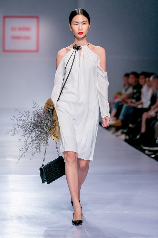 Chán catwalk, mẫu Việt phóng hẳn xe điện cân bằng lao vun vút trên đường băng trông cực cool - Ảnh 8.