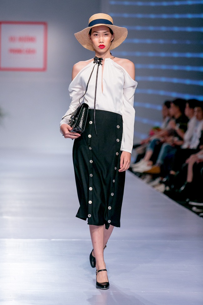 Chán catwalk, mẫu Việt phóng hẳn xe điện cân bằng lao vun vút trên đường băng trông cực cool - Ảnh 9.