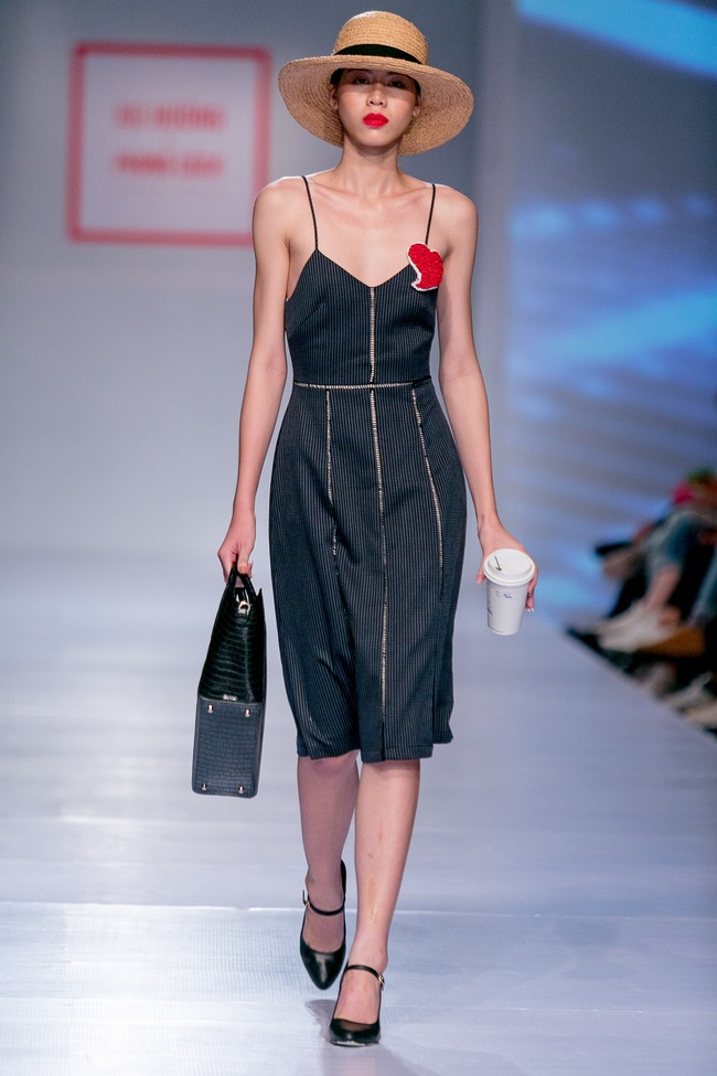Chán catwalk, mẫu Việt phóng hẳn xe điện cân bằng lao vun vút trên đường băng trông cực cool - Ảnh 12.