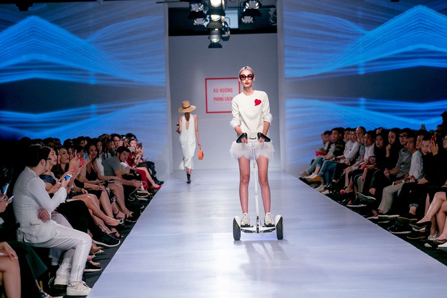 Chán catwalk, mẫu Việt phóng hẳn xe điện cân bằng lao vun vút trên đường băng trông cực cool - Ảnh 17.