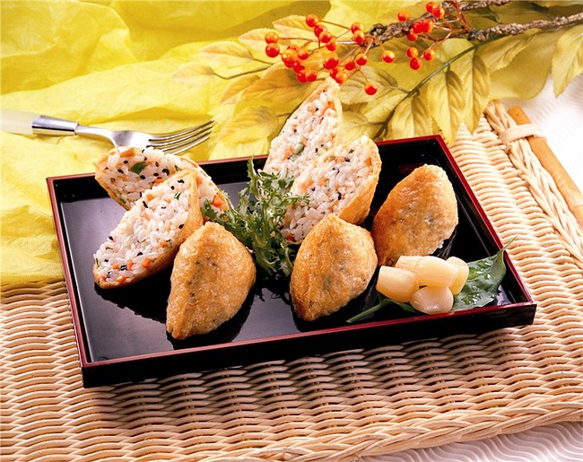 Những ng&agrave;y ch&aacute;n thịt th&igrave; nhất định phải thử cơm nhồi đậu hũ tuyệt ngon - Ảnh 1.