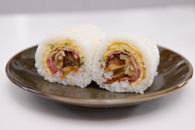 Cơm cuộn trứng quẩy - Phi&ecirc;n bản cơm đầy s&aacute;ng tạo m&agrave; lại cực dễ l&agrave;m - Ảnh 7.