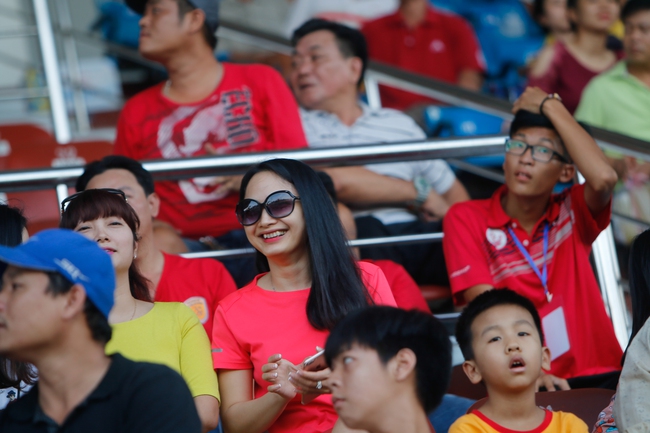 Fan nữ kéo đến sân ủng hộ đội bóng của Công Vinh - Ảnh 3.