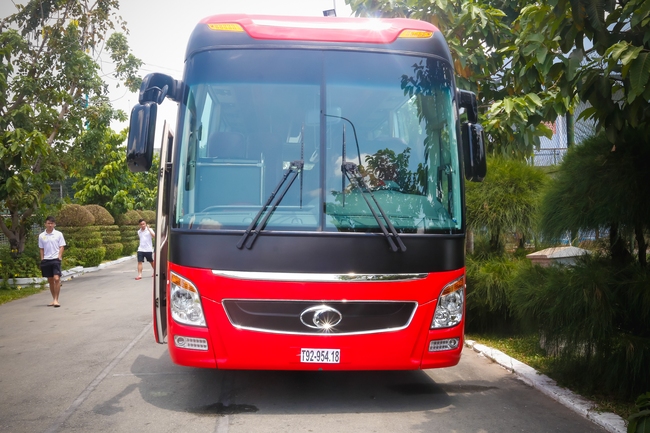 Công Vinh tậu xe bus 5,5 tỷ chở cầu thủ CLB TPHCM - Ảnh 3.