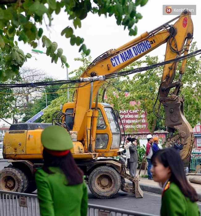 Hà Nội: Tháo dỡ hàng loạt nhà hàng nổi, du thuyền sai phép trên hồ Tây - Ảnh 1.