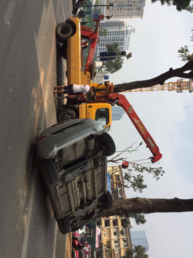 H&agrave; Nội: &Ocirc; t&ocirc; lật ngửa trong l&agrave;n xe bu&yacute;t nhanh ở Giảng V&otilde; - Ảnh 4.