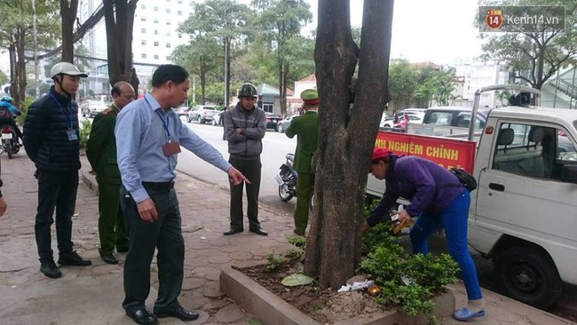 Th&ecirc;m 2 người bị phạt 4 triệu đồng v&igrave; tiểu bậy ngo&agrave;i đường phố H&agrave; Nội - Ảnh 2.