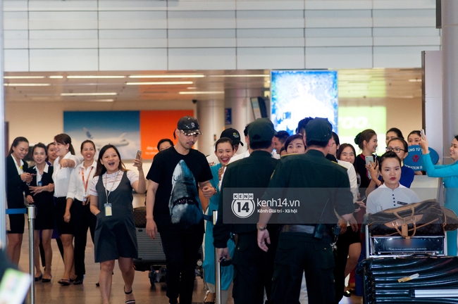 Độc quyền: Những hình ảnh đầu tiên hiếm hoi của Seungri khi vừa đáp sân bay Đà Nẵng! - Ảnh 12.