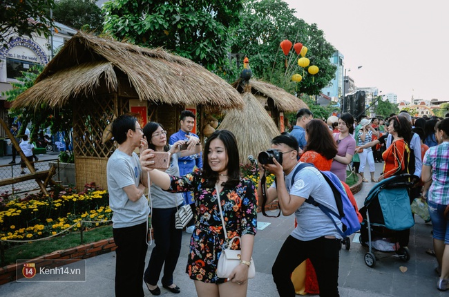 Chùm ảnh: Hà Nội - Sài Gòn và những sắc màu chiều 30 Tết - Ảnh 11.