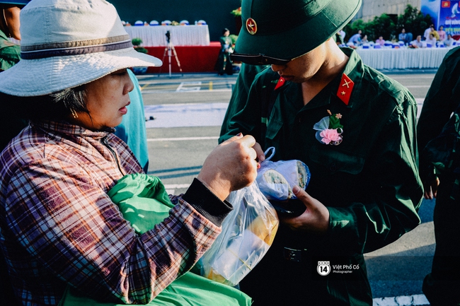 Nước mắt, nụ cười và những khoảnh khắc xúc động ngày tân binh ở Sài Gòn lên đường nhập ngũ - Ảnh 5.