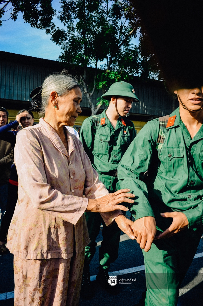 Nước mắt, nụ cười và những khoảnh khắc xúc động ngày tân binh ở Sài Gòn lên đường nhập ngũ - Ảnh 10.