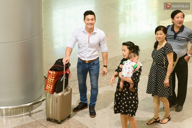 Vợ con ra sân bay Tân Sơn Nhất đón anh em Hoàng tử xiếc về nước sau khi phá kỷ lục thế giới - Ảnh 5.