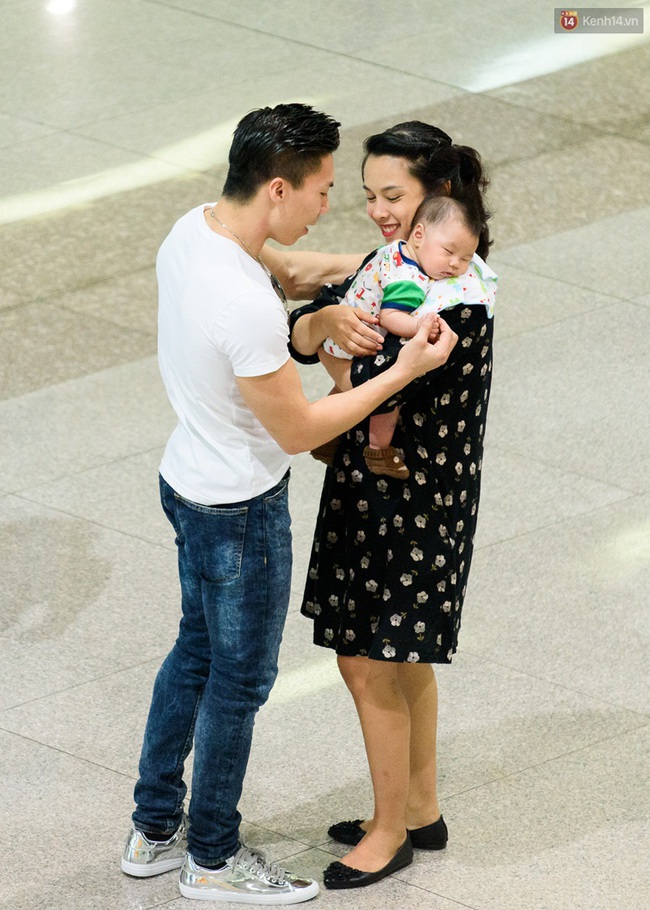 Vợ con ra sân bay Tân Sơn Nhất đón anh em Hoàng tử xiếc về nước sau khi phá kỷ lục thế giới - Ảnh 6.