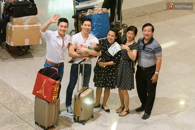 Vợ con ra sân bay Tân Sơn Nhất đón anh em Hoàng tử xiếc về nước sau khi phá kỷ lục thế giới - Ảnh 7.