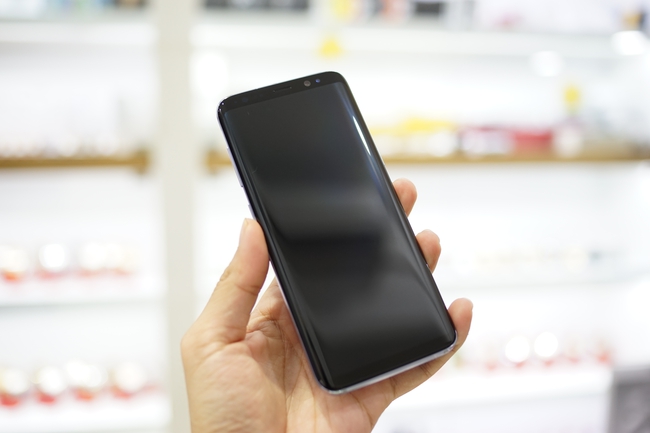 Cận cảnh Samsung Galaxy S8 đầu tiên tại Việt Nam: Đẹp quá, đâu còn gì để chê? - Ảnh 1.