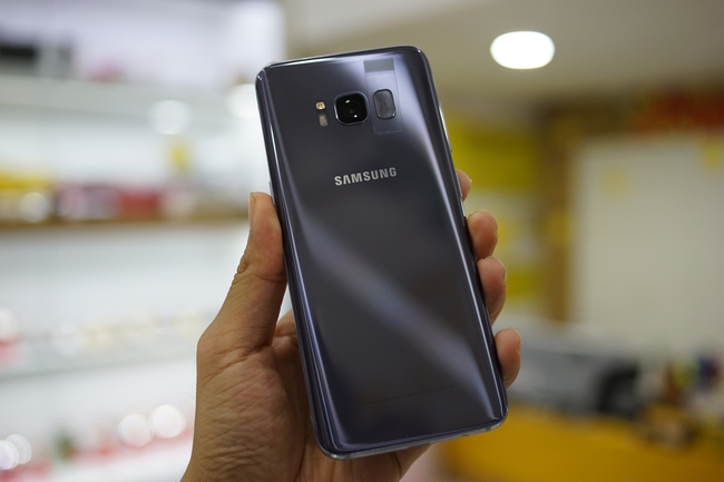 Cận cảnh Samsung Galaxy S8 đầu tiên tại Việt Nam: Đẹp quá, đâu còn gì để chê? - Ảnh 2.