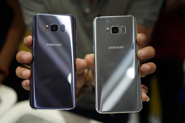 Cận cảnh Samsung Galaxy S8 đầu tiên tại Việt Nam: Đẹp quá, đâu còn gì để chê? - Ảnh 3.